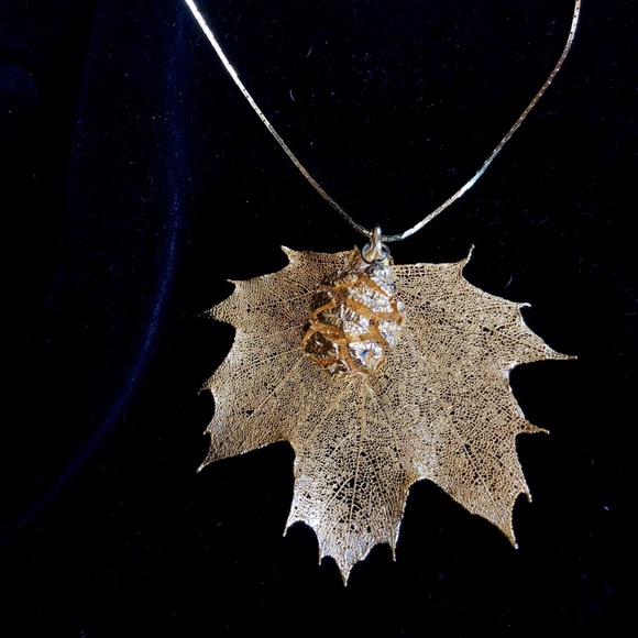 Gold leaf and pine cone necklace - Picture 1 of 2
